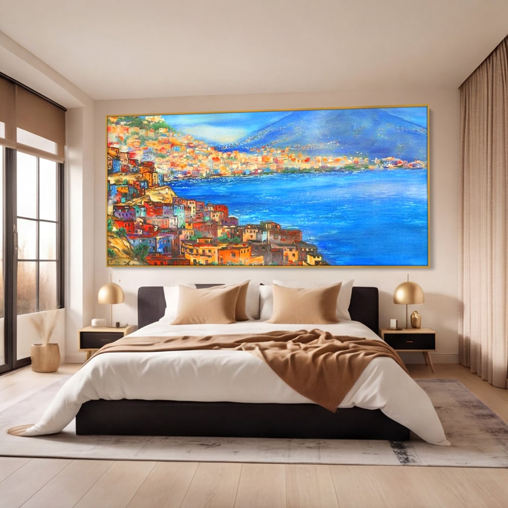 Tablou canvas cu tablou canvas cu peisaj din napoli, in rama de aluminiu auriu, pe perete intr-un dormitor